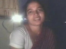 Desi housewife flaunts her figure in