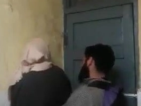 Hijab-clad sista gets ultra-kinky with