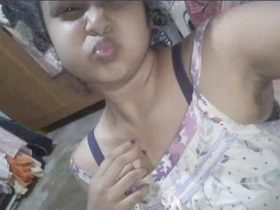 Ultra-cute Indian damsel flaunts her