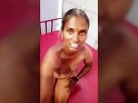 Muslim bhabhi gets nasty with striptease