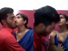 Indian chick gives a tit-screwing at a