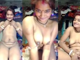 Indian mummy flaunts her figure and