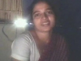 Desi housewife flaunts her assets to