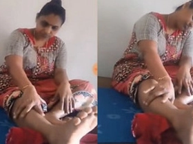 Desi aunty bares her gams in a inviting