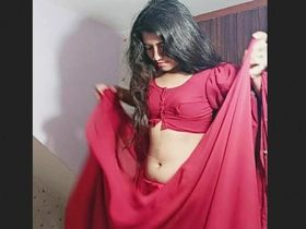 Desi stunner flaunts her natural