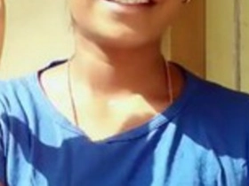 Tamil damsel flaunts her nip in bathing
