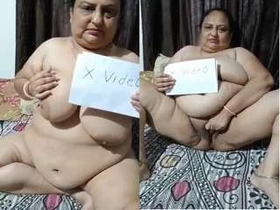 Indian aunty flaunts her big titties and