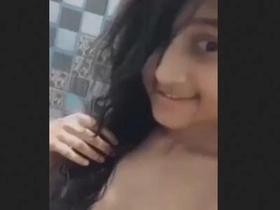 Uber-cute Japanese dame flaunts her