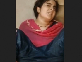 See a adorable Pakistani woman get a