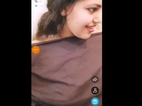 a sumptuous Arab chick perform a live