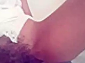 Indian web cam model flaunts her all-natural bod in solo vid
