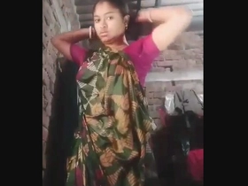 Bengali bhabhi unwraps down and heads
