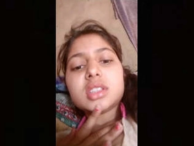 Indian dame elations herself with thumbs