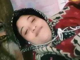 Hardcore bhabhi uses her thumbs to please herself