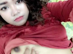 Uber-cute Indian nubile flaunts her