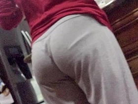 my mom's culo shake in sweatpants while