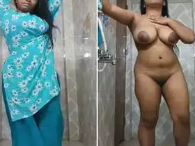 Super-hot Desi doll heads naked in the