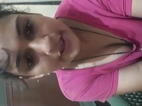 Buxomy Mumbai housewife uncovers her