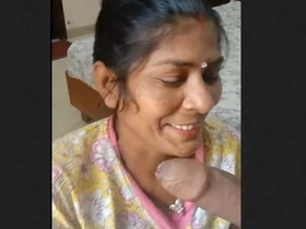 Mature Indian housewife gives a deep